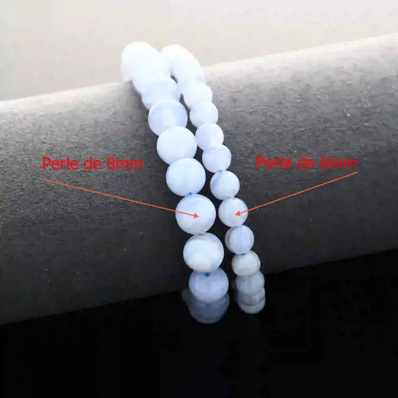 Détail perles bleu clair rubanées du bracelet pierre naturelle Calcédoine Bleue véritable. Qualité lithothérapie pour paix intérieure.