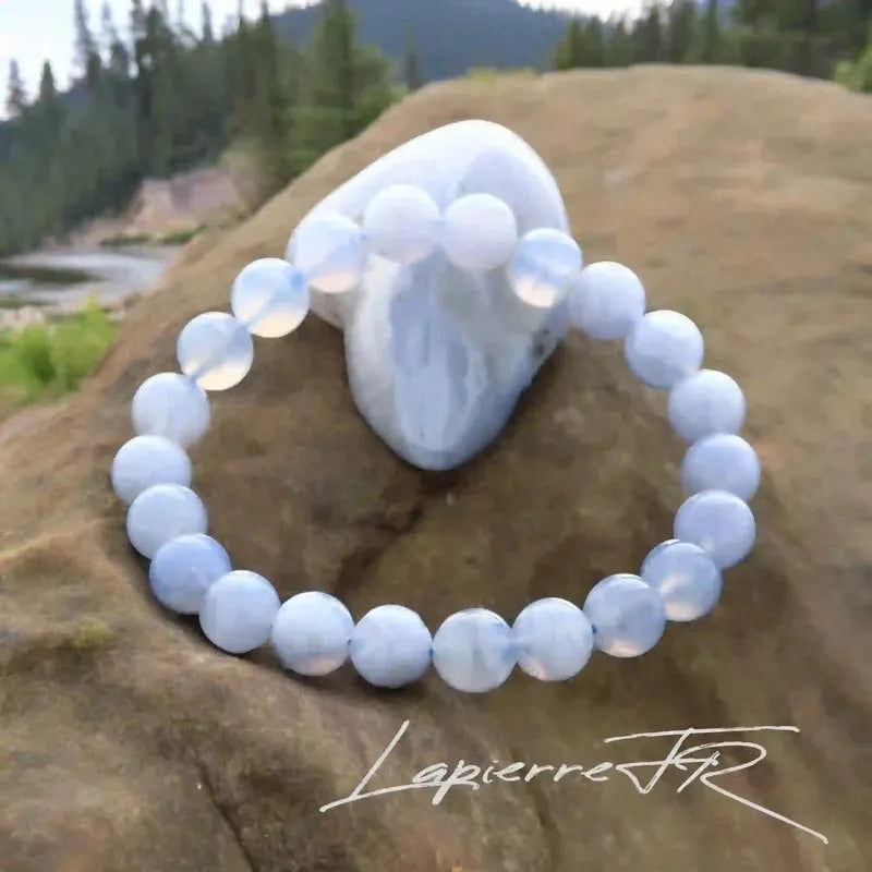 Bracelet de lithothérapie en Agate Dentelle Bleue véritable porté, bijou pierre naturelle apaisante pour expression claire et chakra gorge.