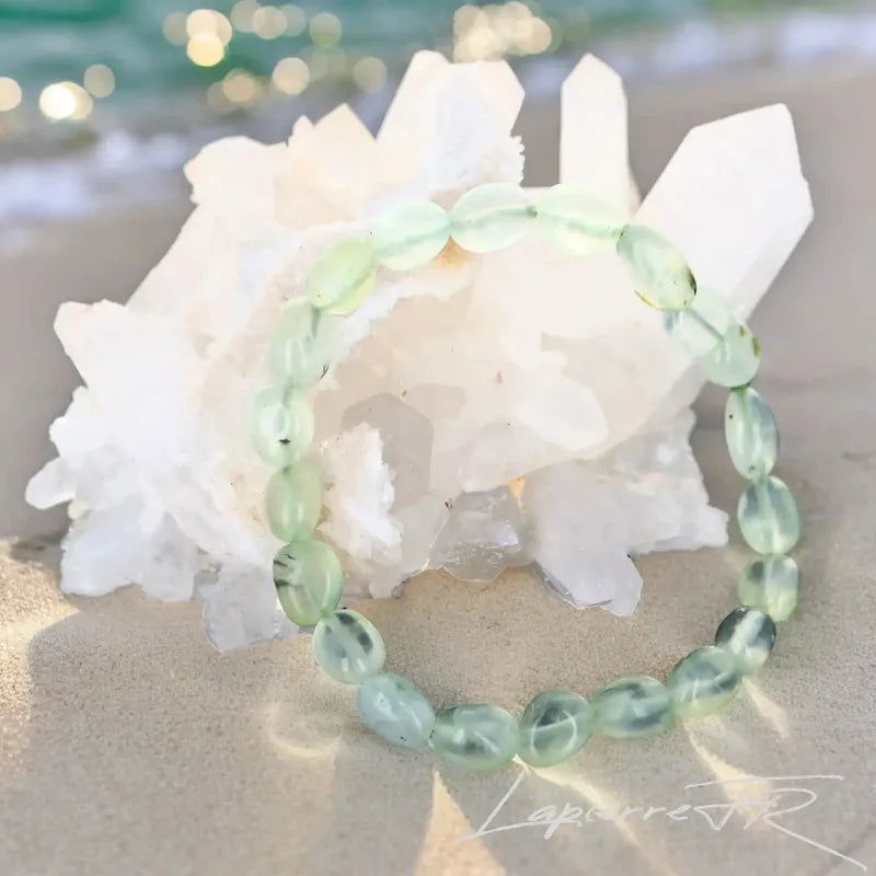Détail des pierres roulées de Préhnite du bracelet, pierre naturelle verte d'apaisement