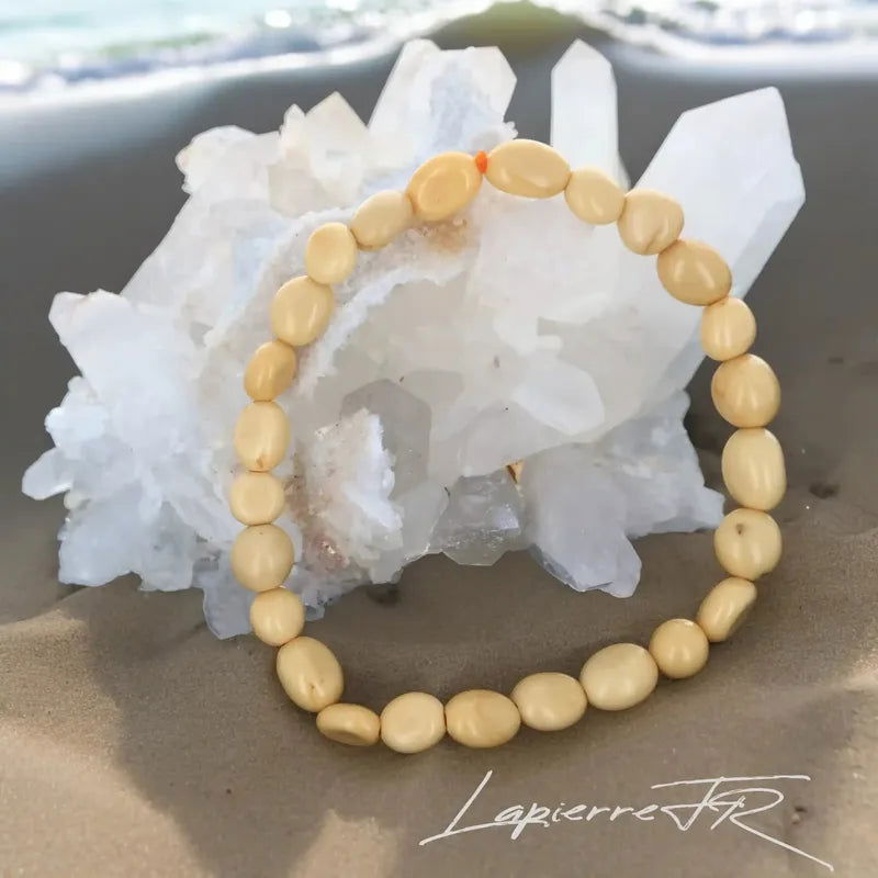 Détail des pierres roulées de Calcite Orange du bracelet, pierre naturelle orange miel de joie