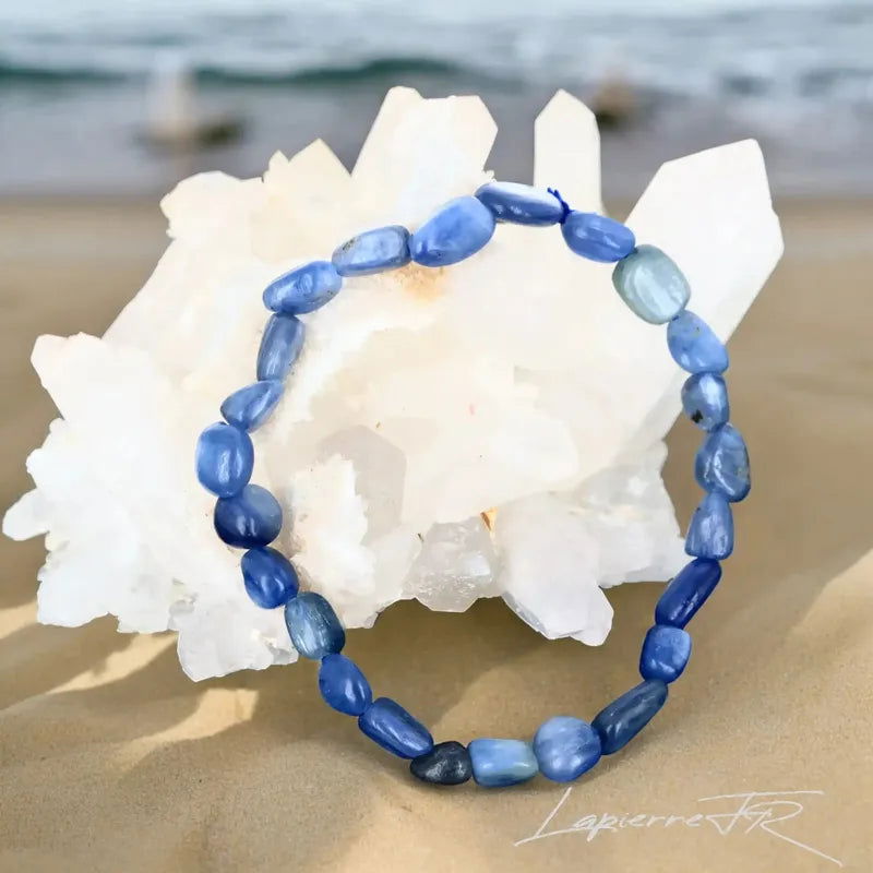 Détail des pierres roulées de Cyanite Bleue du bracelet, pierre naturelle bleue d'alignement