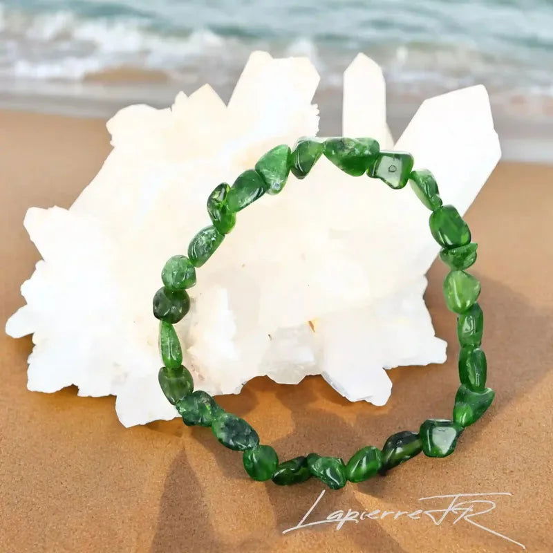 Détail des pierres roulées de Diopside du bracelet, pierre naturelle verte du cœur