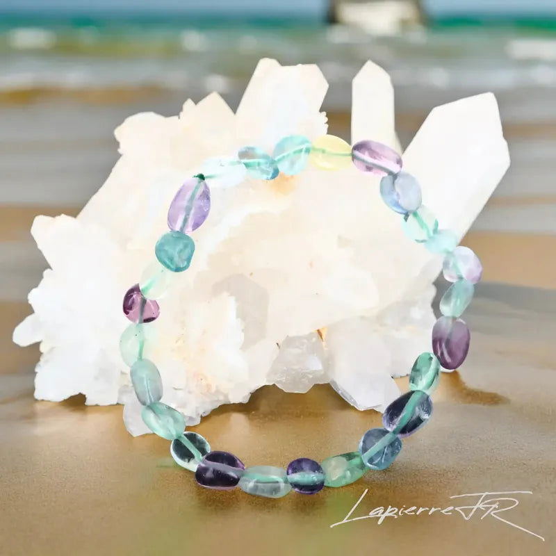 Détail des pierres roulées de Fluorite du bracelet, pierre naturelle vert et violet de clarté