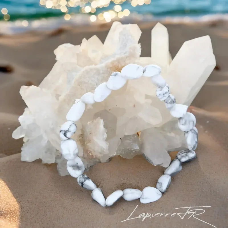 Détail des pierres roulées de Howlite Blanche du bracelet, pierre naturelle blanche d'apaisement