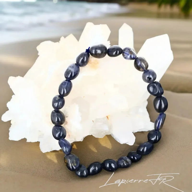 Détail des pierres roulées d'Iolite du bracelet, pierre naturelle bleutée d'intuition