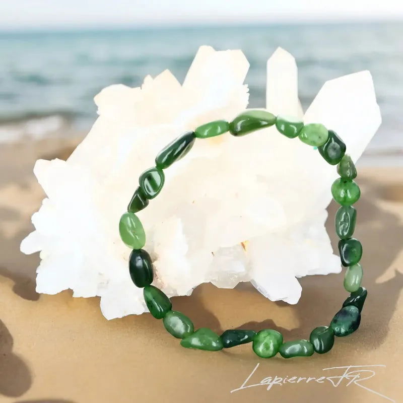 Détail des pierres roulées de Jade Vert du bracelet, pierre naturelle verte de chance