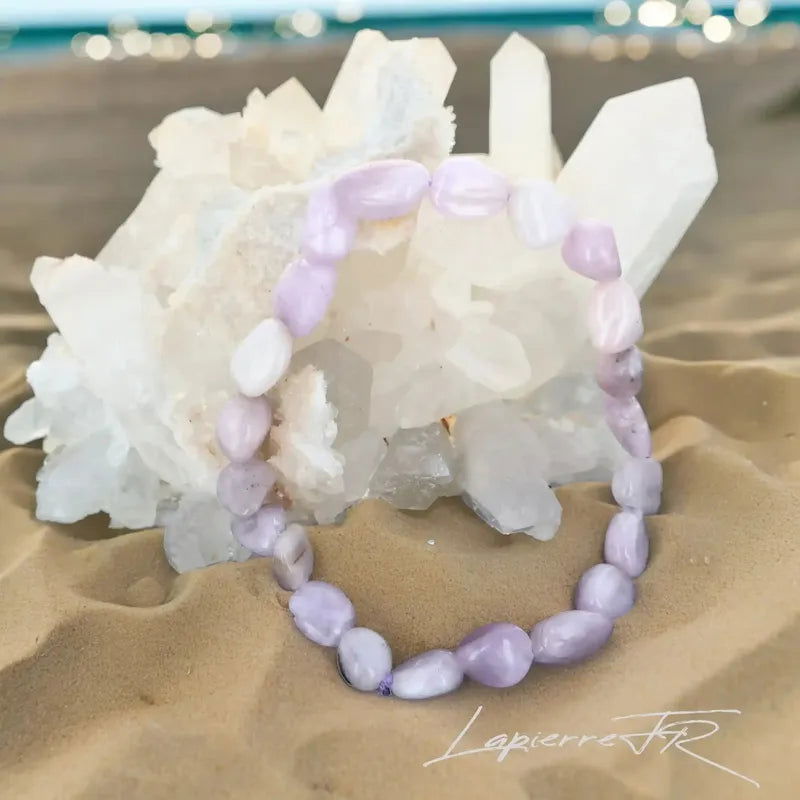 Détail des pierres roulées de Kunzite du bracelet, pierre naturelle rose de douceur