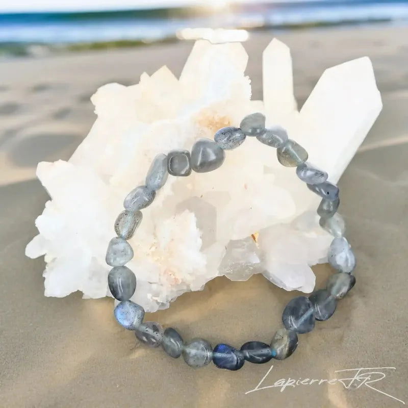 Détail des pierres roulées de Labradorite du bracelet, pierre naturelle chatoyante de protection