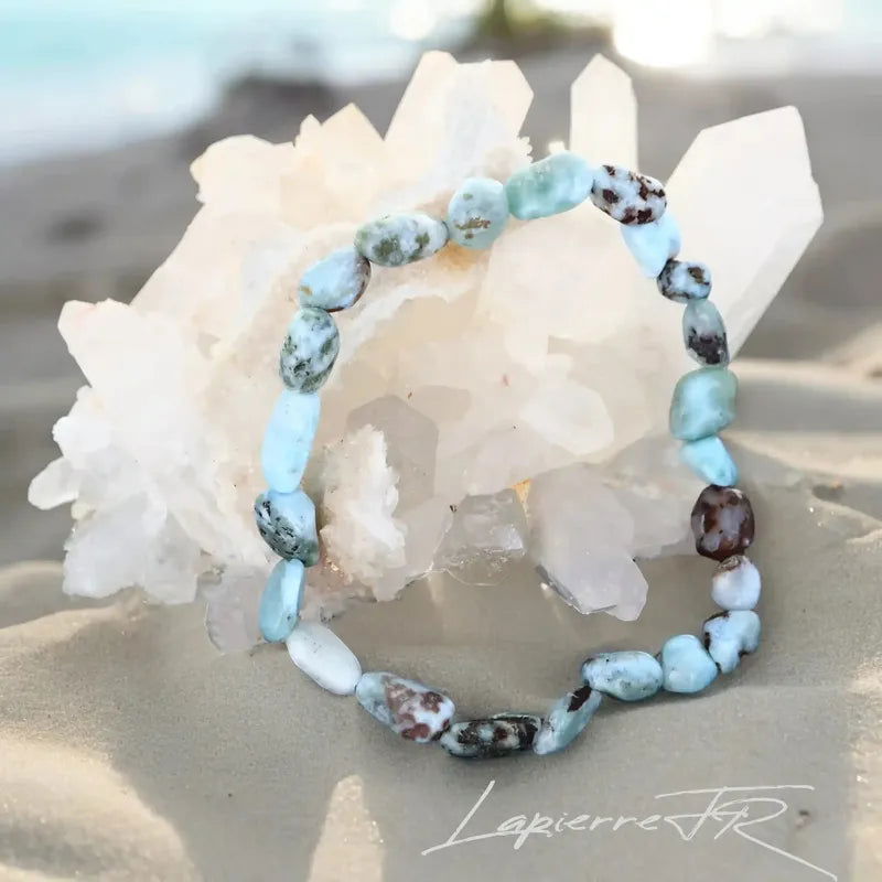 Détail des pierres roulées de Larimar du bracelet, pierre naturelle bleu ciel apaisante