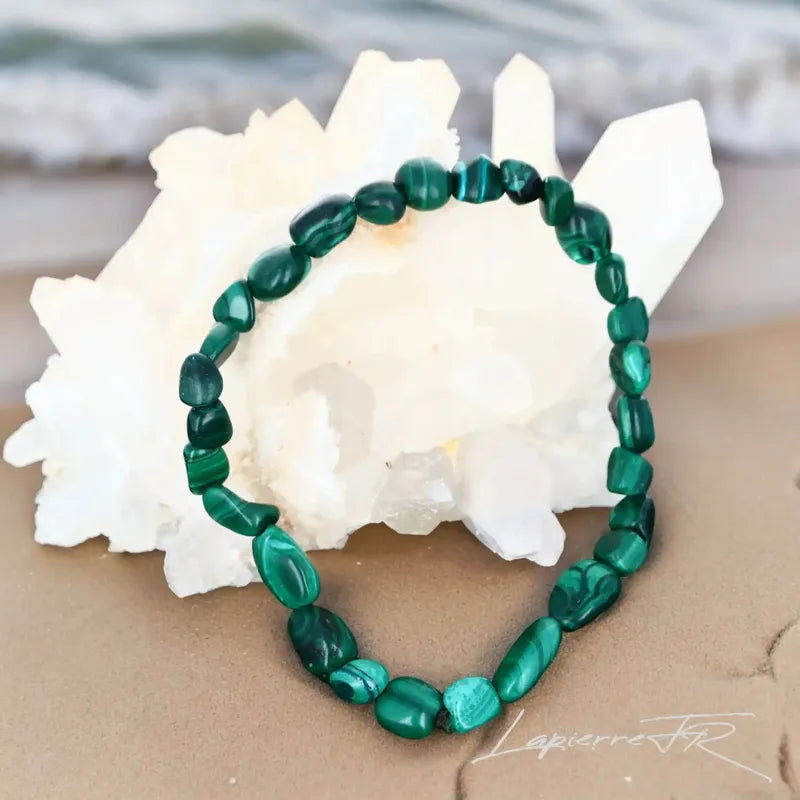 Détail des pierres roulées de Malachite du bracelet, pierre naturelle verte de transformation