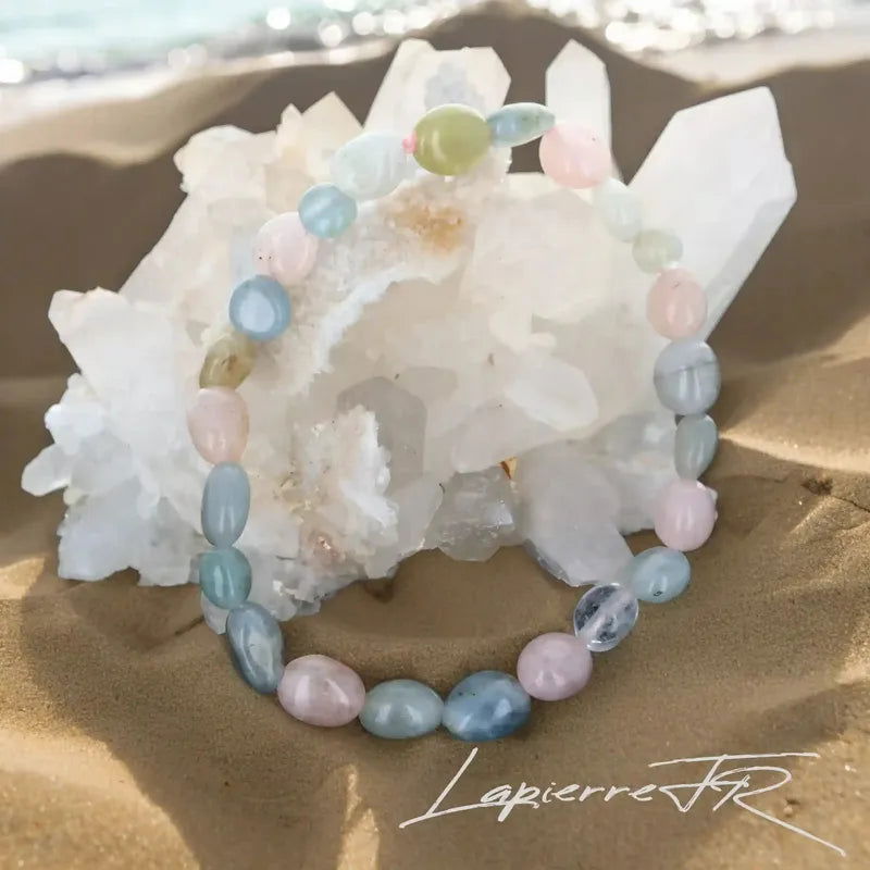 Détail des pierres roulées de Morganite du bracelet, pierre naturelle rose d'amour