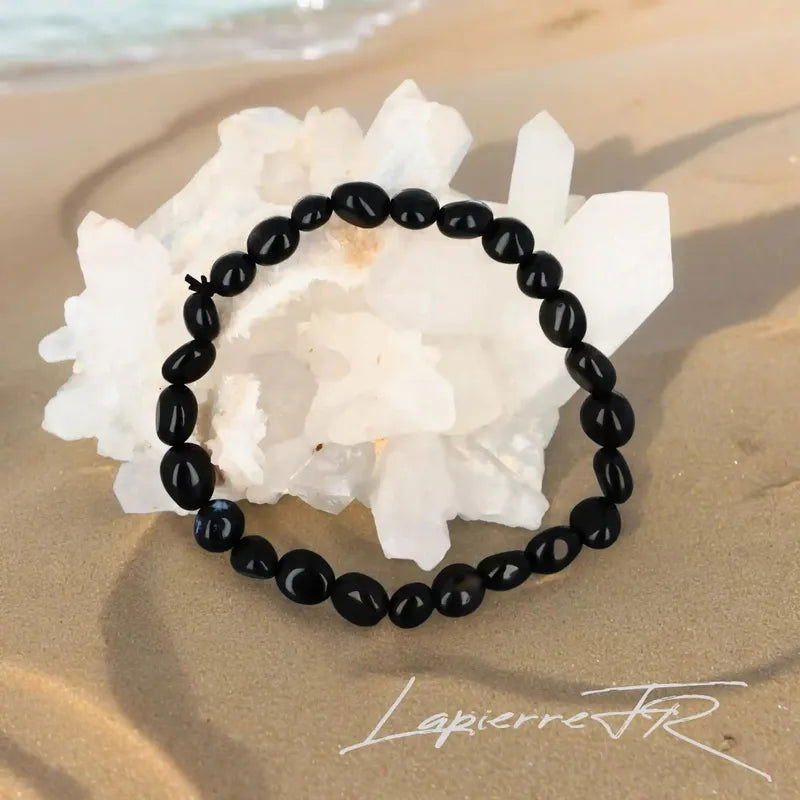 Détail des pierres roulées d'Onyx Noir du bracelet, pierre naturelle noire d'ancrage