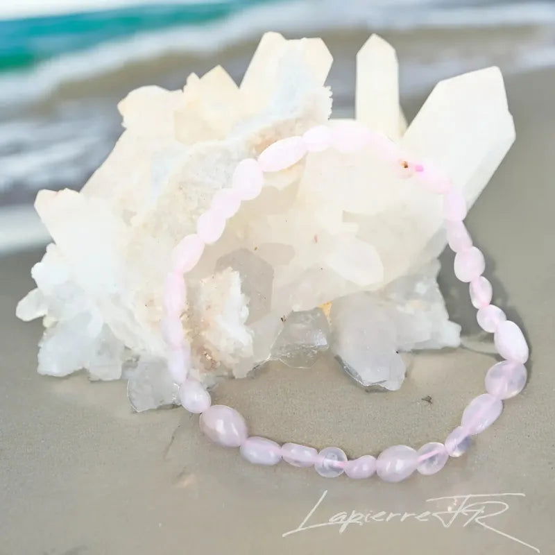 Détail des pierres roulées de Quartz Rose du bracelet, pierre naturelle rose tendre de douceur