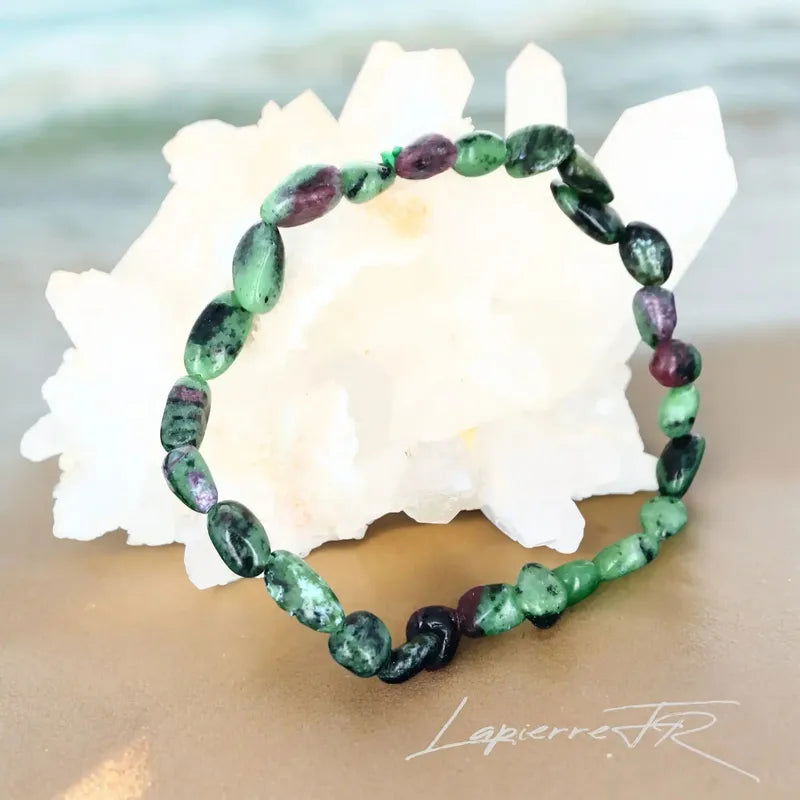 Détail des pierres roulées de Rubis Zoïsite du bracelet, pierre naturelle vert et rouge de vitalité