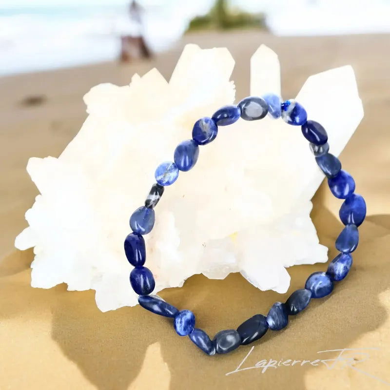 Détail des pierres roulées de Sodalite du bracelet, pierre naturelle bleue veinée de blanc