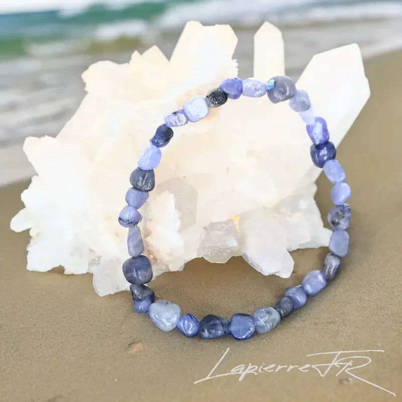Détail des pierres roulées de Tanzanite du bracelet, pierre naturelle violette de spiritualité