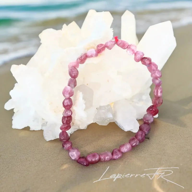 Bracelet en pierres roulées de Tourmaline Rose porté au poignet, pierre naturelle rose pour femme et homme