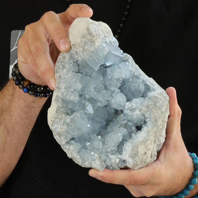 Détail des cristaux de Célestine bleu pâle, minéral naturel de Madagascar pour décoration