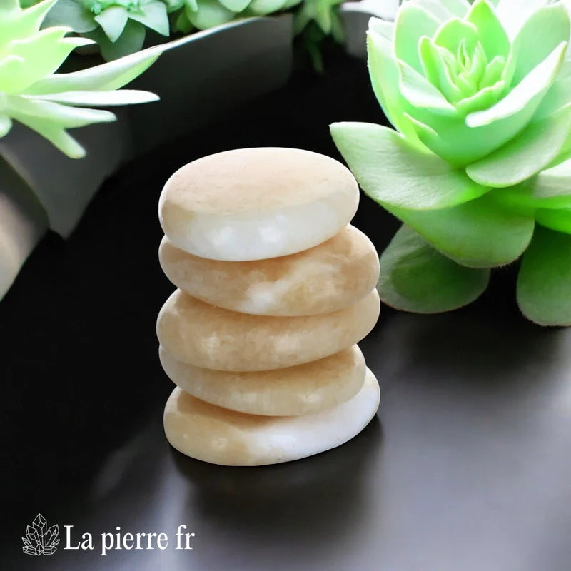 Vue du galet plat de Calcite Orange, pierre naturelle de joie de vivre et vitalité
