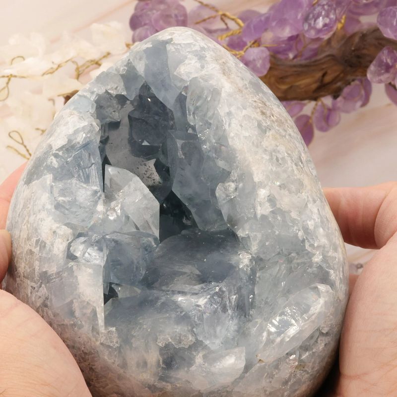 Détail des cristaux de Célestite bleu pâle, minéral naturel de Madagascar pour décoration