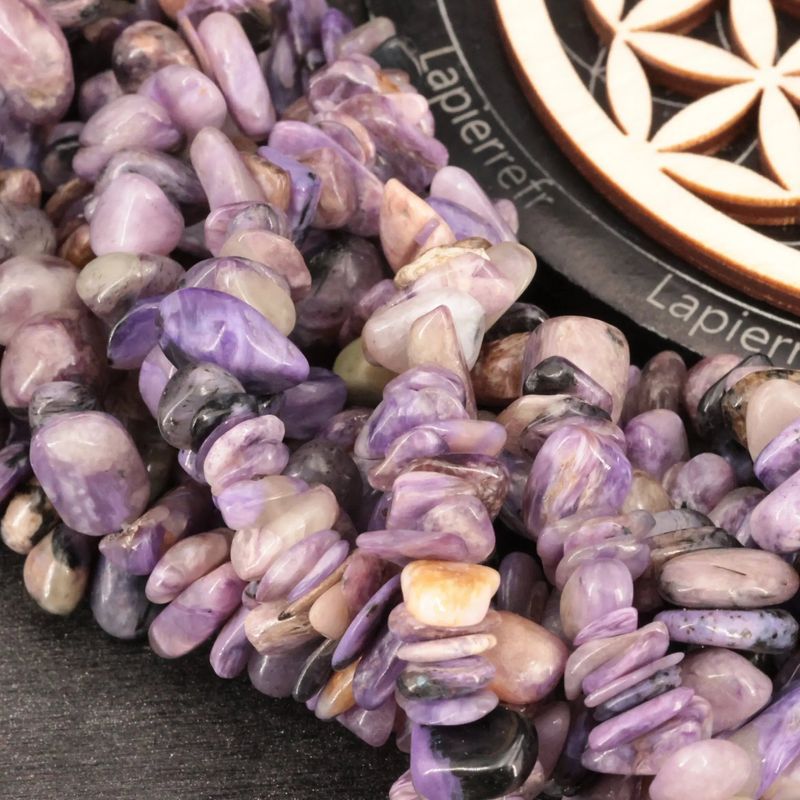 Gros plan sur des perles baroques de Charoïte violette, pierre naturelle sur fil de 36 cm pour bijoux