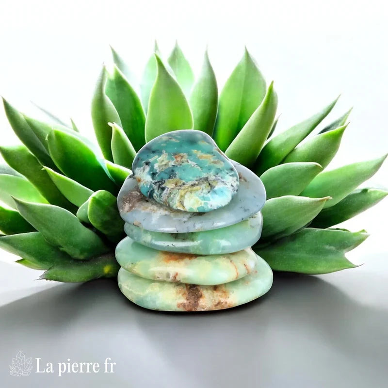 Vue du galet plat de Chrysoprase, pierre naturelle de confiance en soi