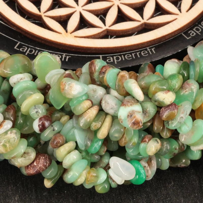 Gros plan sur des perles baroques de Chrysoprase verte, pierre naturelle sur fil de 36 cm pour bijoux