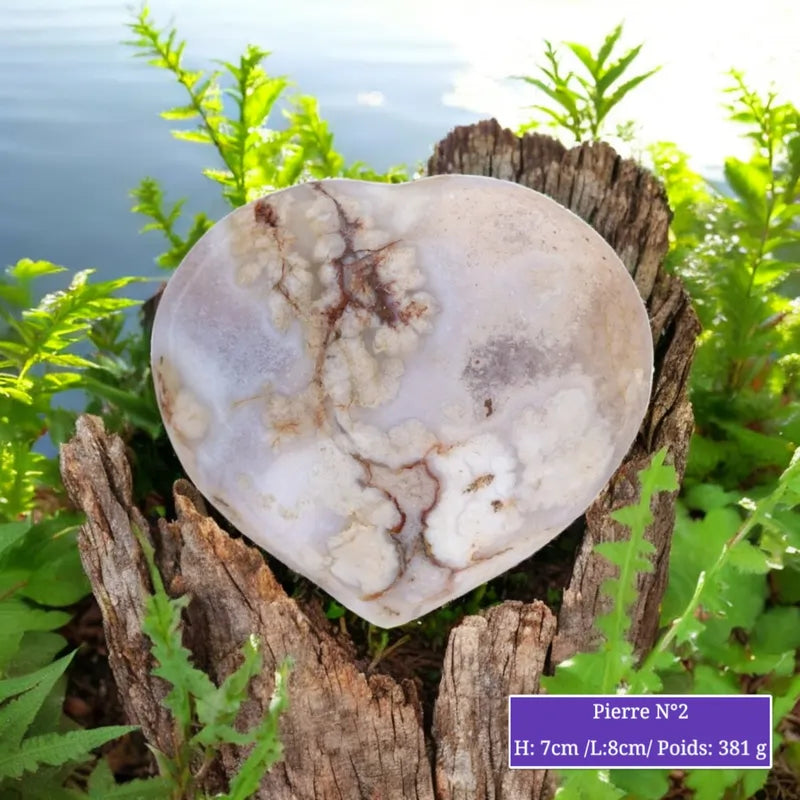 Détail du cœur en Agate Fleur, pierre naturelle pour méditation et décoration