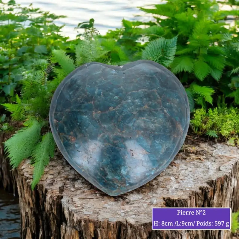 Détail du cœur en Apatite Bleue, pierre naturelle pour méditation et décoration