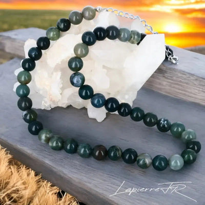 Collier en pierre naturelle d’Agate Mousse, bijou de lithothérapie pour femme. Véritable pierre verte en perles rondes, symbole d’harmonie, d’équilibre émotionnel et de sérénité intérieure.
