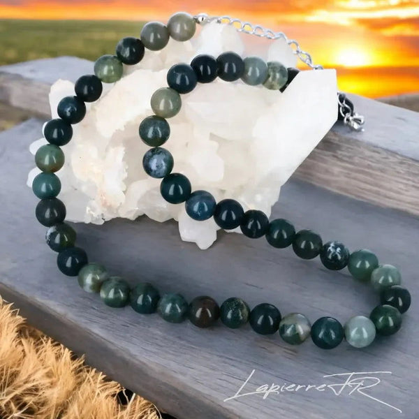 Collier en pierre naturelle d’Agate Mousse, bijou de lithothérapie pour femme. Véritable pierre verte en perles rondes, symbole d’harmonie, d’équilibre émotionnel et de sérénité intérieure.