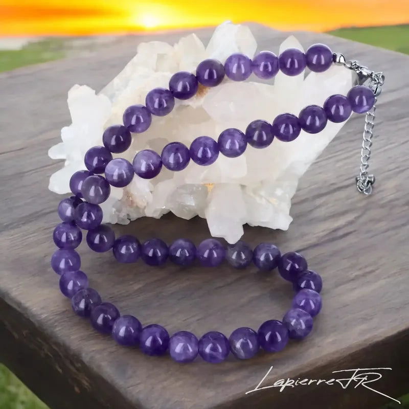 Collier en pierre naturelle d’Améthyste, bijou de lithothérapie pour femme. Véritable pierre violette en perles rondes, symbole de sérénité, d’intuition et d’équilibre intérieur.
