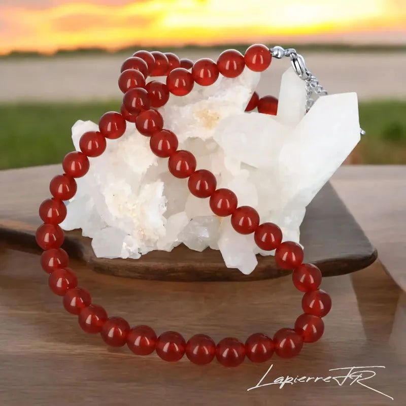 Collier en pierre naturelle de Cornaline, bijou de lithothérapie pour femme. Véritable pierre orangée en perles rondes, symbole de vitalité, de confiance et d’énergie positive.