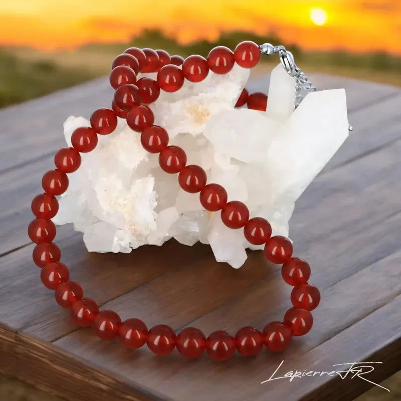 Bijou en Cornaline naturelle, collier pour femme en perles rondes, pierre de lithothérapie associée à la force intérieure et à la joie de vivre.