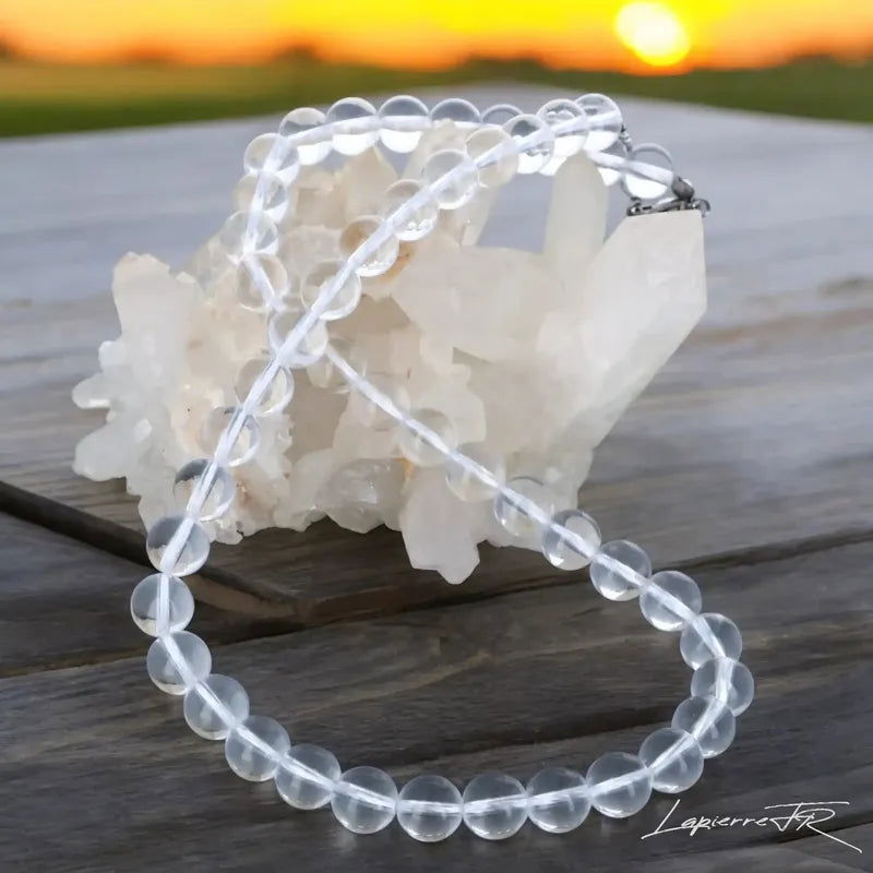 Collier en pierre naturelle de Cristal de Roche, bijou de lithothérapie pour femme. Véritable pierre transparente en perles rondes, symbole de clarté, d’équilibre et d’énergie positive.
