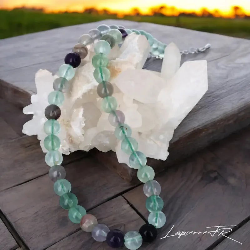 Collier en pierre naturelle de Fluorite, bijou de lithothérapie pour femme. Véritable pierre multicolore en perles rondes, symbole de clarté mentale, d’équilibre émotionnel et d’apaisement.