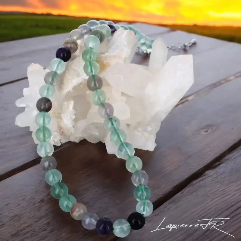Bijou en Fluorite naturelle, collier pour femme en perles rondes translucides, pierre d’équilibre et de clarté mentale en lithothérapie.