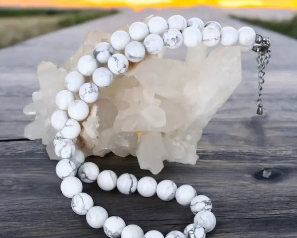 Collier en pierre naturelle de Howlite Blanche véritable, bijou de lithothérapie pour femme, ras de cou élégant en perles rondes.