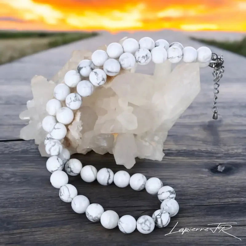 Collier en pierre naturelle de Howlite Blanche véritable, bijou de lithothérapie pour femme, ras de cou élégant en perles rondes.