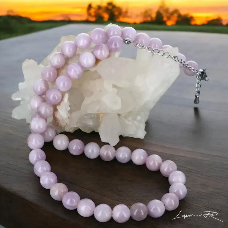 Collier en pierre naturelle de Kunzite, bijou de lithothérapie pour femme. Véritable pierre rose lilas en perles rondes, symbole d’amour inconditionnel, de sérénité et d’apaisement émotionnel.