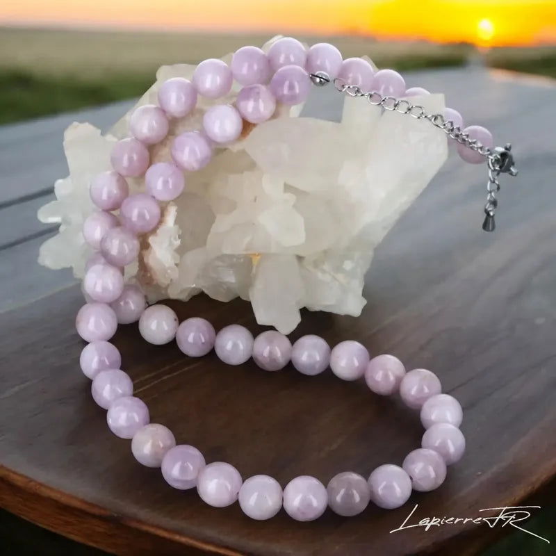 Bijou en Kunzite naturelle, collier pour femme en perles rondes, pierre de lithothérapie associée à la paix du cœur et à la sérénité émotionnelle.