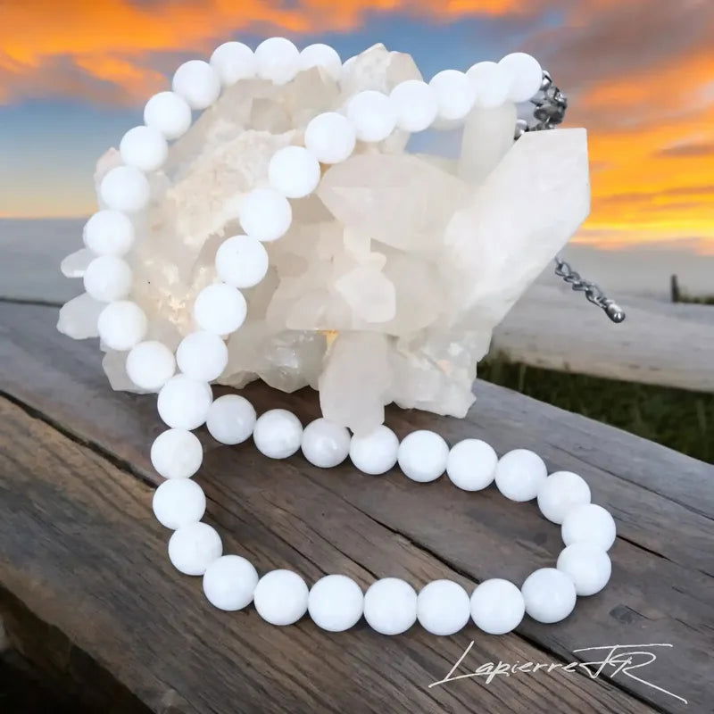 Collier en pierre naturelle de Pierre de Lune, bijou de lithothérapie pour femme. Véritable pierre blanche irisée en perles rondes, symbole de douceur, d’intuition et d’équilibre émotionnel.