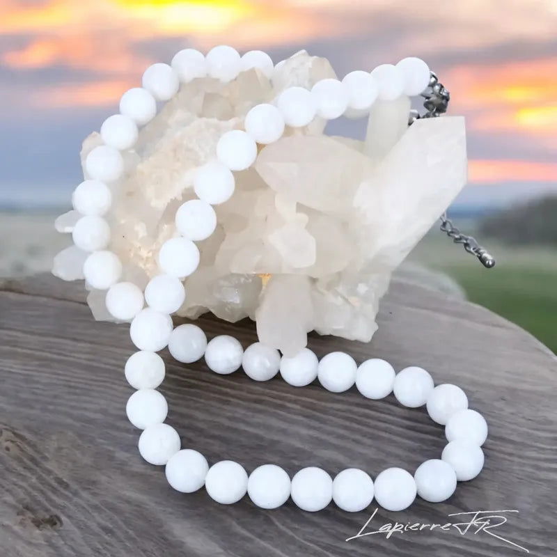 Bijou en Pierre de Lune naturelle, collier pour femme en perles rondes blanches irisées, pierre d’intuition et de sérénité en lithothérapie.