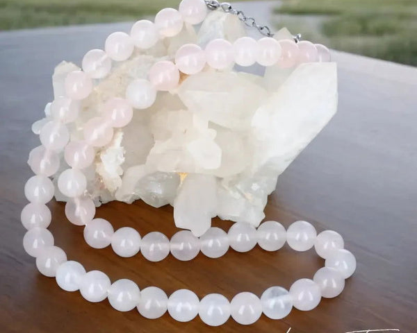 Collier en pierre naturelle de Quartz Rose, bijou de lithothérapie pour femme. Véritable pierre rose tendre en perles rondes, symbole d’amour, de bienveillance et d’apaisement du cœur.