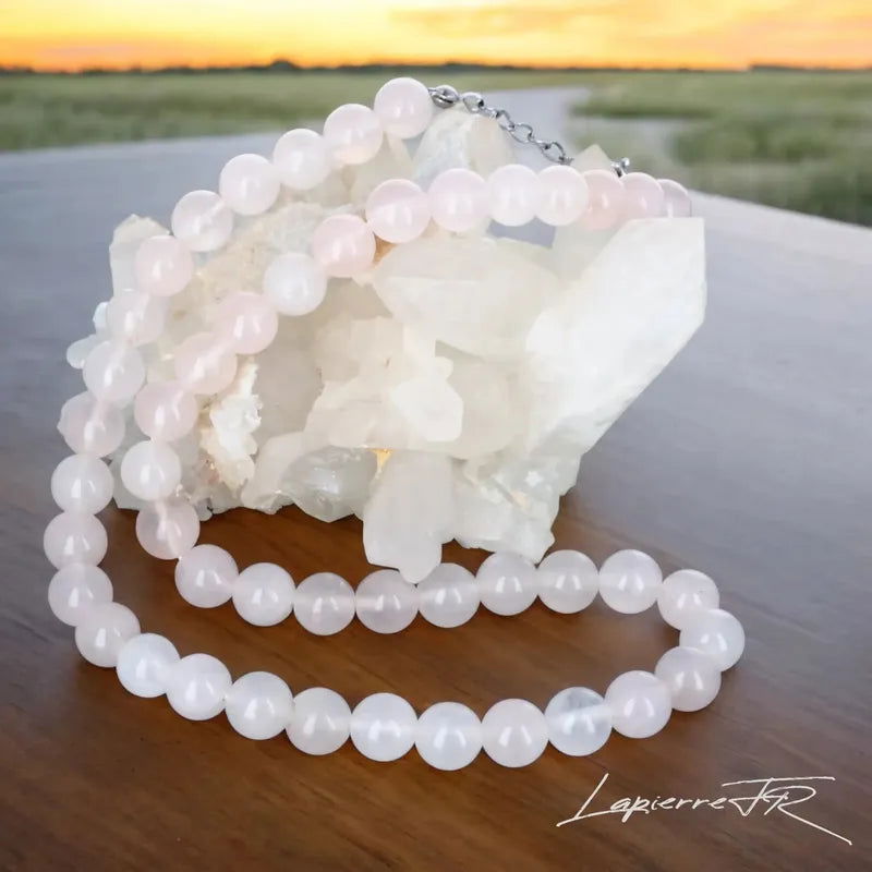 Collier en pierre naturelle de Quartz Rose, bijou de lithothérapie pour femme. Véritable pierre rose tendre en perles rondes, symbole d’amour, de bienveillance et d’apaisement du cœur.