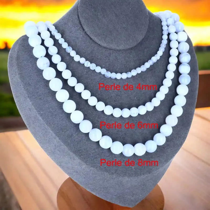 Collier Agate Dentelle Bleue, bijou femme en pierre naturelle, perles rondes bleu clair veinées de blanc, favorisant la communication douce et la sérénité émotionnelle.