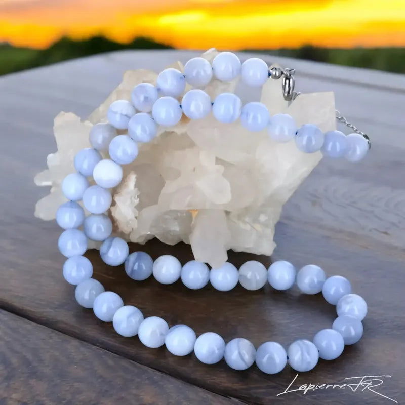 Bijou en Agate Dentelle Bleue naturelle, collier pour femme en perles rondes, pierre de lithothérapie associée à la paix intérieure et à la confiance en soi.