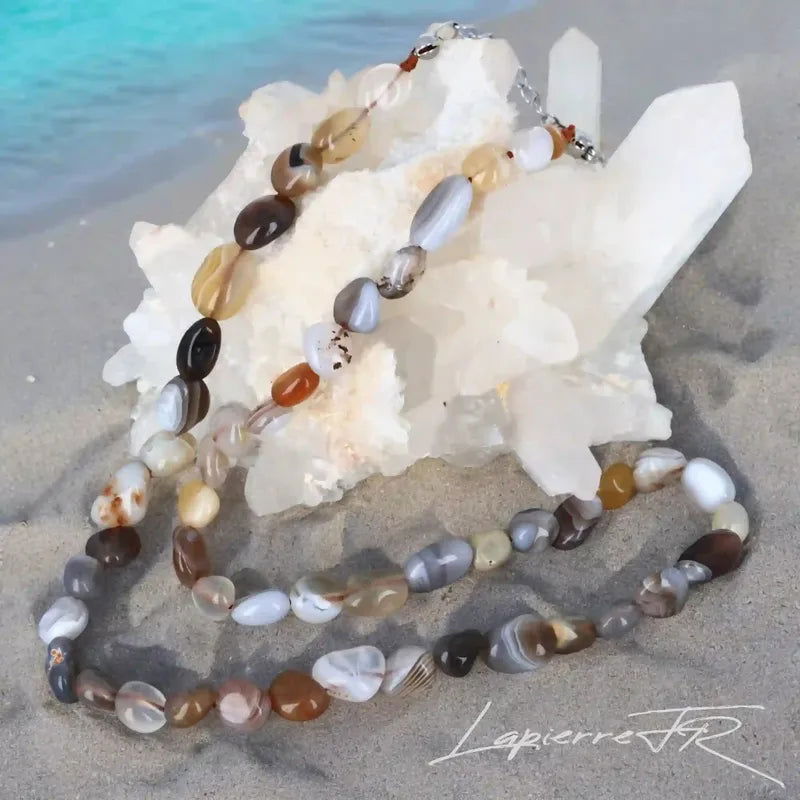 Collier en pierres roulées d'Agate porté, pierre naturelle aux nuances variées pour femme et homme