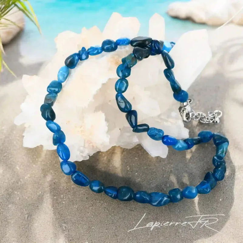 Détail des pierres roulées d'Apatite Bleue du collier, pierre naturelle bleue de motivation