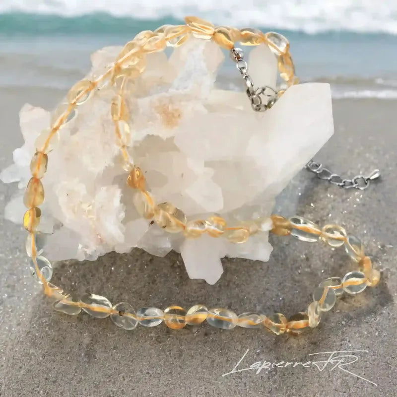 Détail des pierres roulées de Citrine du collier, pierre naturelle dorée de vitalité